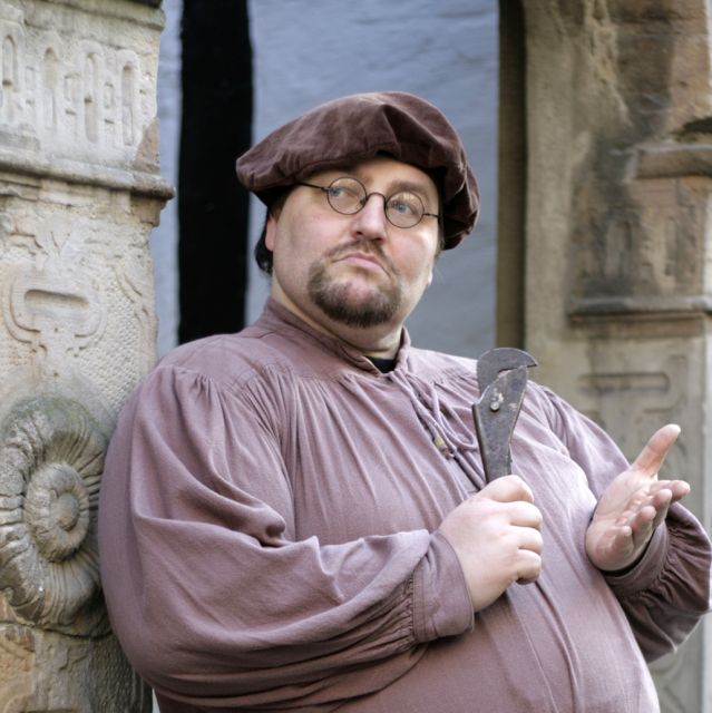 Bremen: Old Town Tour with Costumed Performer & Tour Guide - The Schlachte and the vanished river: streets that still remember water