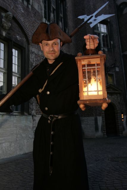 Bremen: Walking Tour in German with Night Guard - Meeting under Bremen Old Town Hall and staying with the group