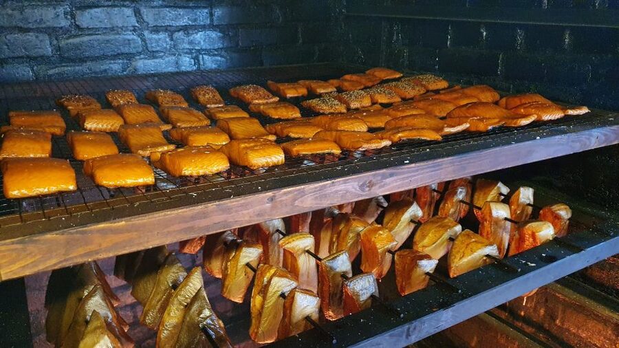 Bremerhaven: Fish Bite Guided Walking Tour - Stop 3: Räucherhütte Hartmann, a smoking-focused moment