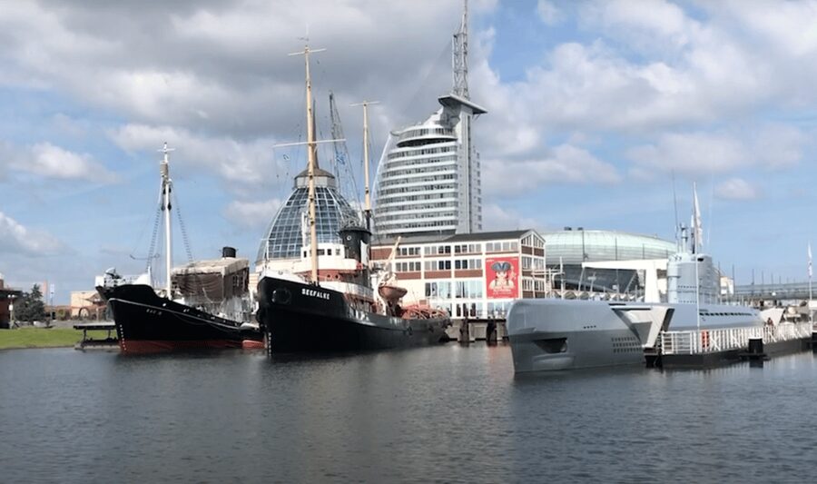 Bremerhaven: Sailor's yarn, legends and sea walking tour - Meeting the guide with a welcome drink (and a story plan)
