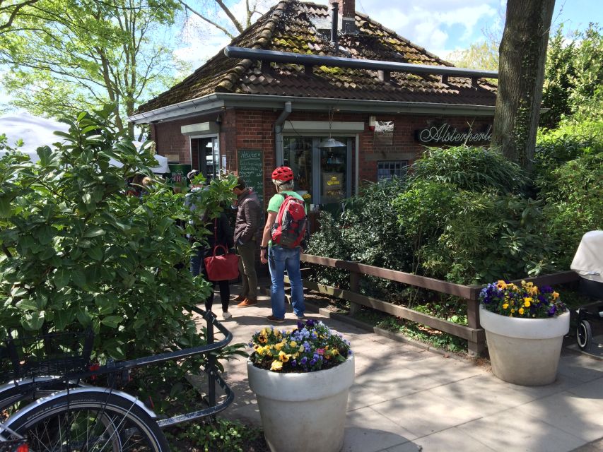 Celebs, Waterfronts and Nature Cycle Tour - Price and value: $39 for guide, bike, and a city map
