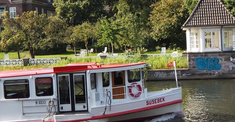 Celebs, Waterfronts and Nature Cycle Tour - Außenalster photo stop: why the guide timing makes a difference