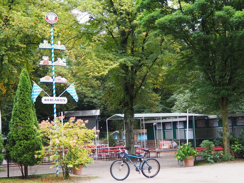 Celebs, Waterfronts and Nature Cycle Tour - The Blue Mosque and the skyline of old and new Hamburg