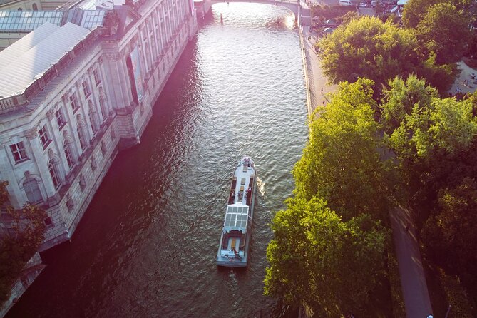 City lounge trip with the lounge ship through Berlin - The boat setup: roof lounging in summer, heated windows in winter