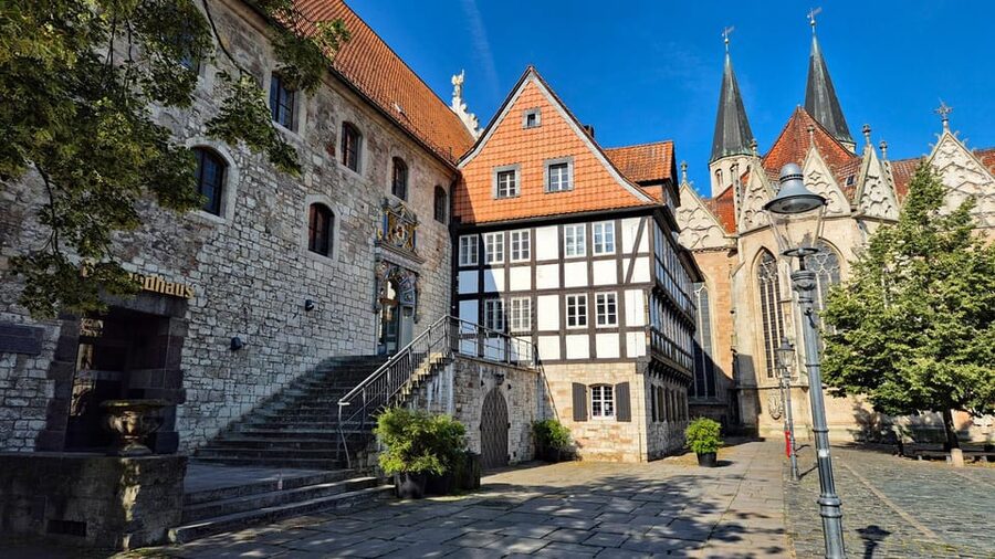 City tour Braunschweig: diverse and full of surprises. - Burgplatz, the lion, Dankwarderode Castle, and St. Blasii Cathedral