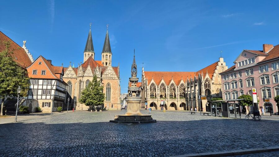 City tour Braunschweig: diverse and full of surprises. - Ringerbrunnen and Kohlmarkt, where the city’s daily rhythm shows