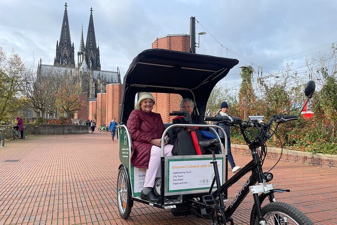 City Tour per Rikscha in Cologne - Cologne Cathedral stop: the shortest wait for the biggest payoff