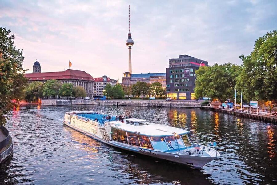 CitySightseeing Berlin HOHO Bus- All Lines (A+B) & Boat Tour - Classic Route A-Tour: Tauentzienstraße to the Brandenburg Gate and Reichstag
