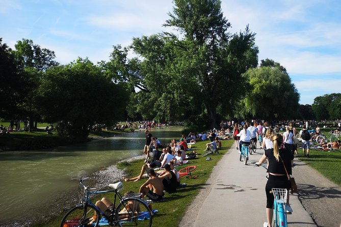 Classic Mike's Bike Tour daily @ 11.30 incl Beer Garden & Surfers - Residenz courtyards and Odeonsplatz: big architecture, short visits