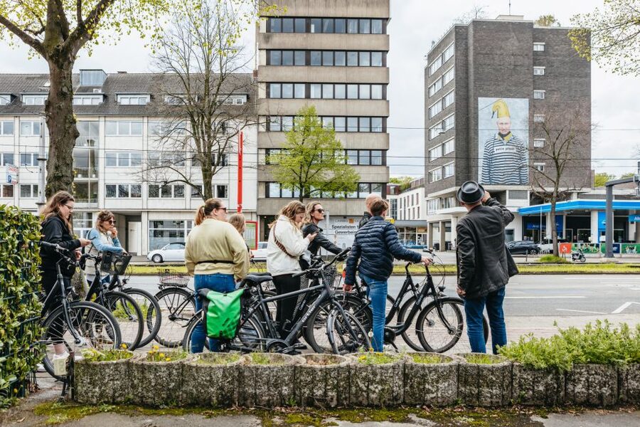 Cologne: Ehrenfeld Street Art Bike Tour - Aachener Weiher and the rhythm of photo stops