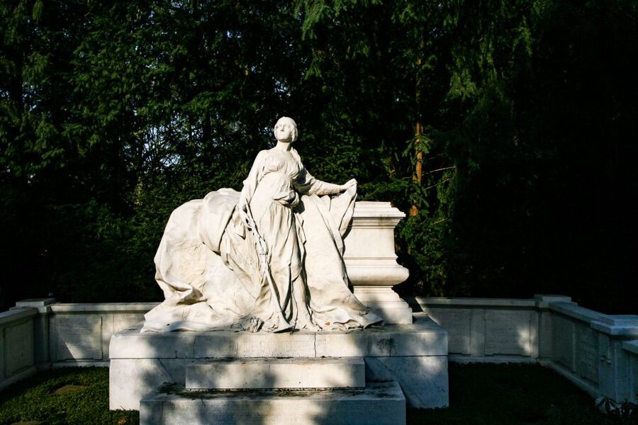 Cologne: Guided Tour of Melatenfriedhof - The walking route: 5,500 graves without the maze feeling