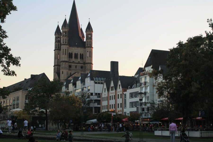 Cologne: Kölsche Highlights-/Altstadt Tour in German - Price and value: why $14 for a guided old town loop can be a smart deal