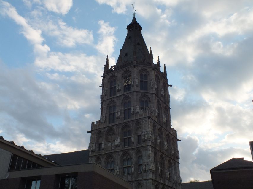 Cologne: Kölsche Highlights-/Altstadt Tour in German - Town Hall and the Jewish Quarter, key chapters you pass through