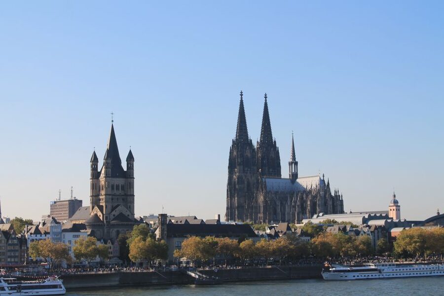 Cologne: Kölsche Highlights-/Altstadt Tour in German - Old Town setting between Cologne Cathedral and St. Martin