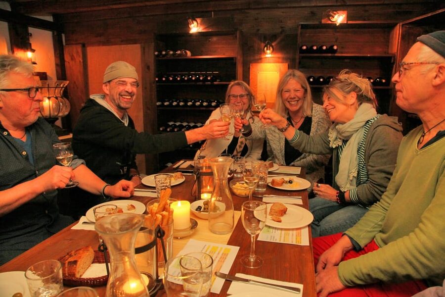 Cologne-Nippes: Gourmet wine tasting with cheese platter - The sommelier factor: you want friendly guidance