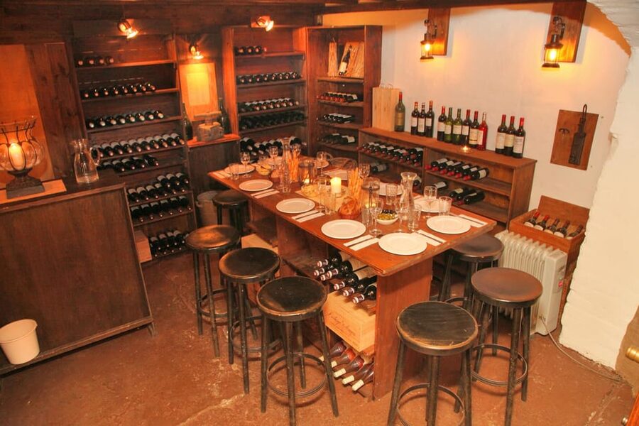 Cologne-Nippes: Gourmet wine tasting with cheese platter - Included food and what it means for value