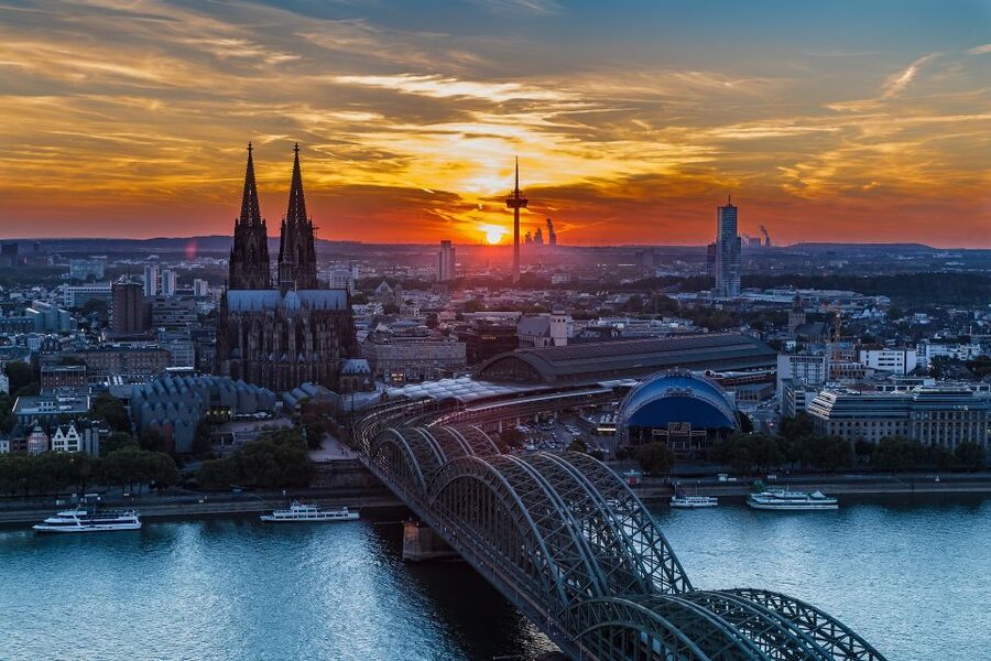 Cologne: Old Town Highlights Walking Tour - Largest Romanesque church in Cologne, plus old alleys to the Town Hall