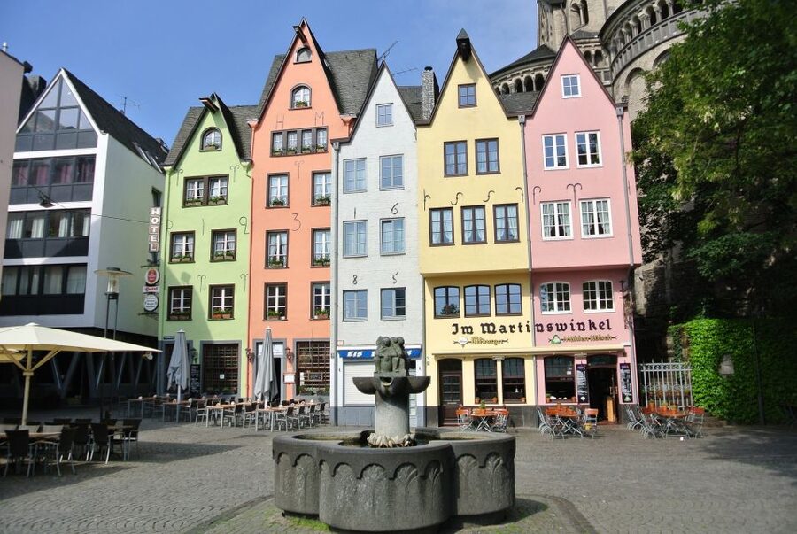 Cologne: Old Town Historical Walking Tour with GEO Epoche - The cathedral stop: what you should expect to see