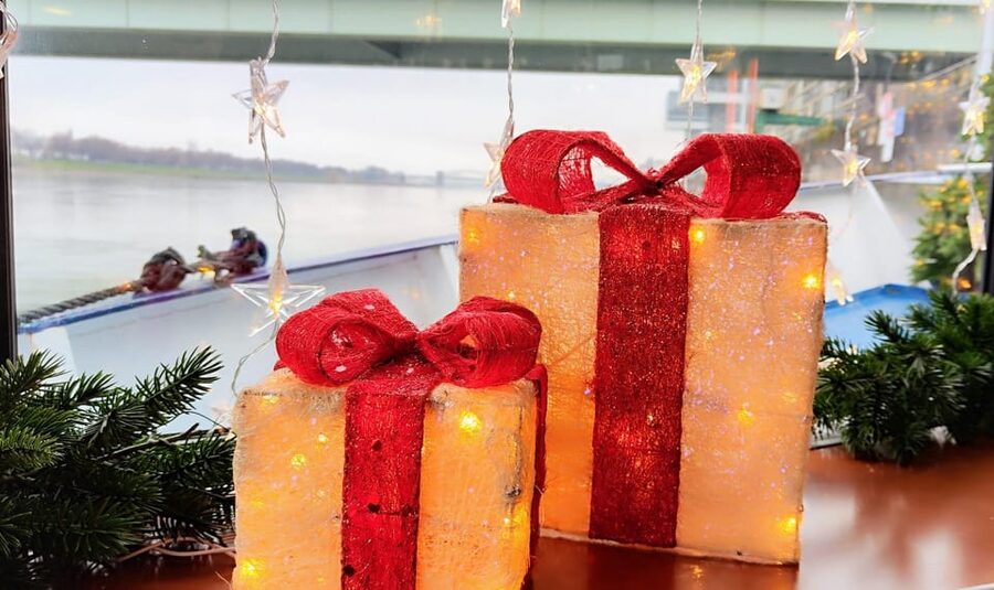 Cologne: Rhine River Winter Cruise with Festive Music - Glühwein and Hot Drinks: What You Can Order on Board