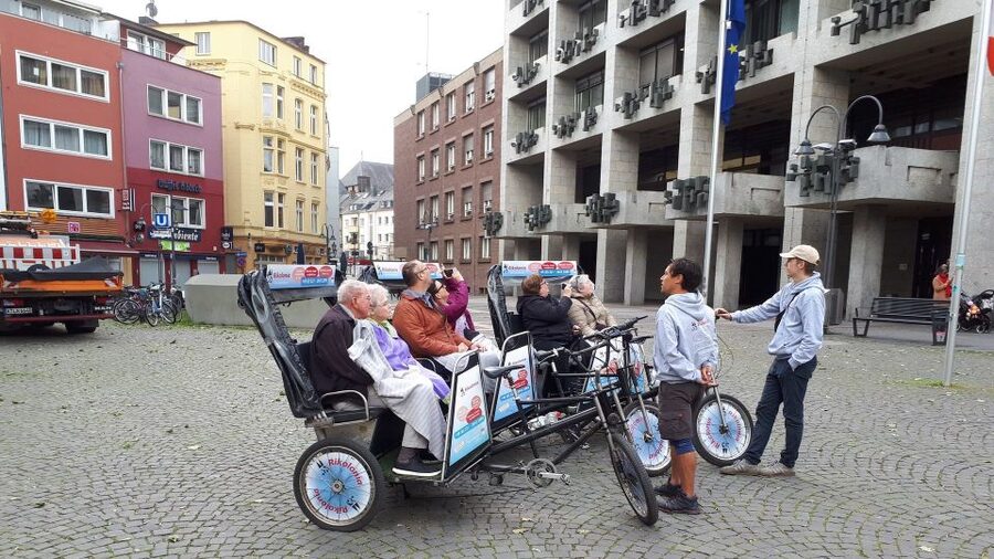 Cologne: Rickshaw Sightseeing Tour - Entering Cologne by rickshaw, not on autopilot