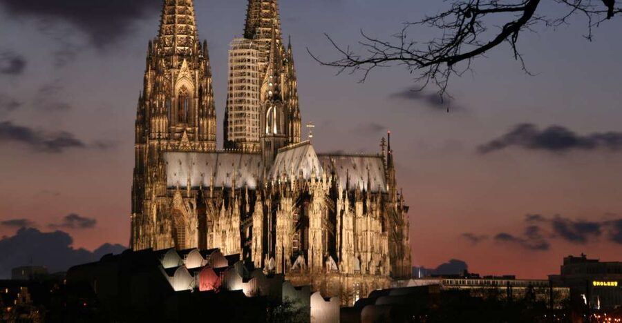 Cologne: Sagen- und Histörchentour in German - Meeting at Am Hof: Why the Heinzelmännchen Fountain sets the tone