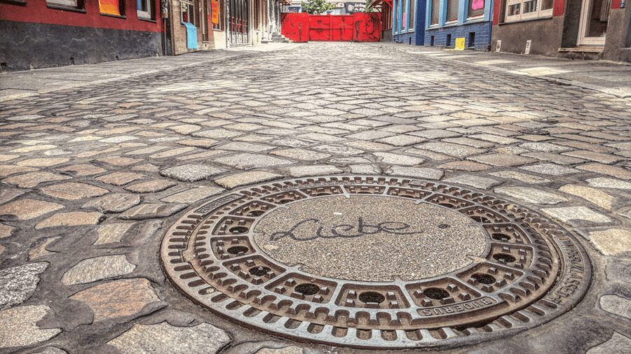 Die Kiez-Kapitän Reeperbahn & Beatles Kieztour Hamburg - Hans-Albers-Platz: When Local Fame Becomes Part of the Street