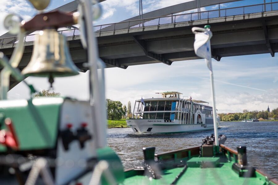 Dresden: River Sightseeing Boat Cruise - Audio Commentary in German and English, How to Hear It Better