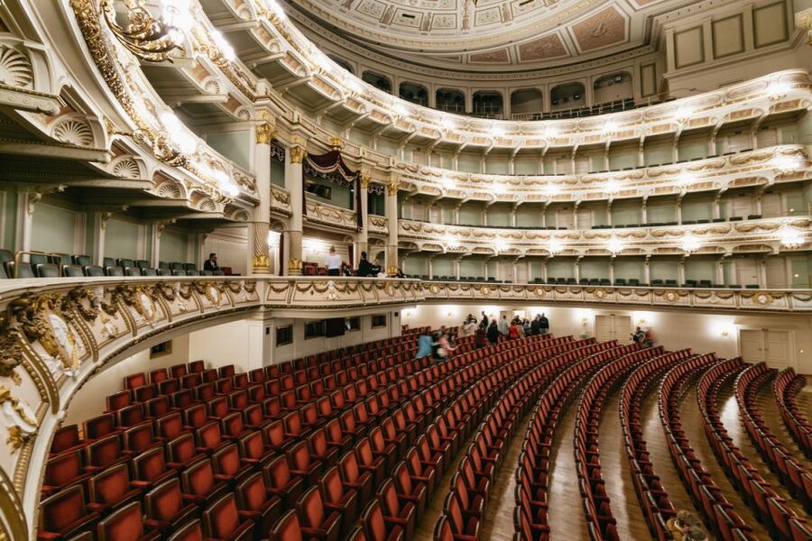 Dresden: Semperoper Tickets and Guided Tour - Guides, language, and group noise, how to have a smooth 45 minutes