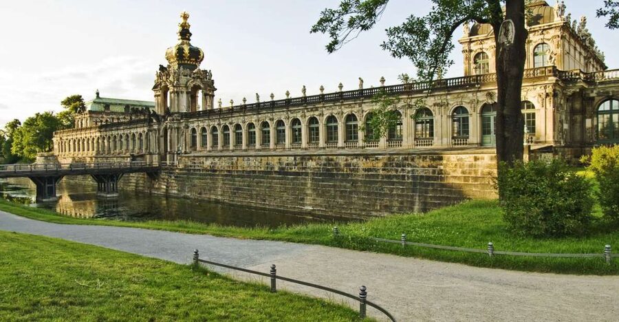 Dresden: Smile Tour with Prosecco - Meeting at the Frauenkirche area, Martin Luther Statue