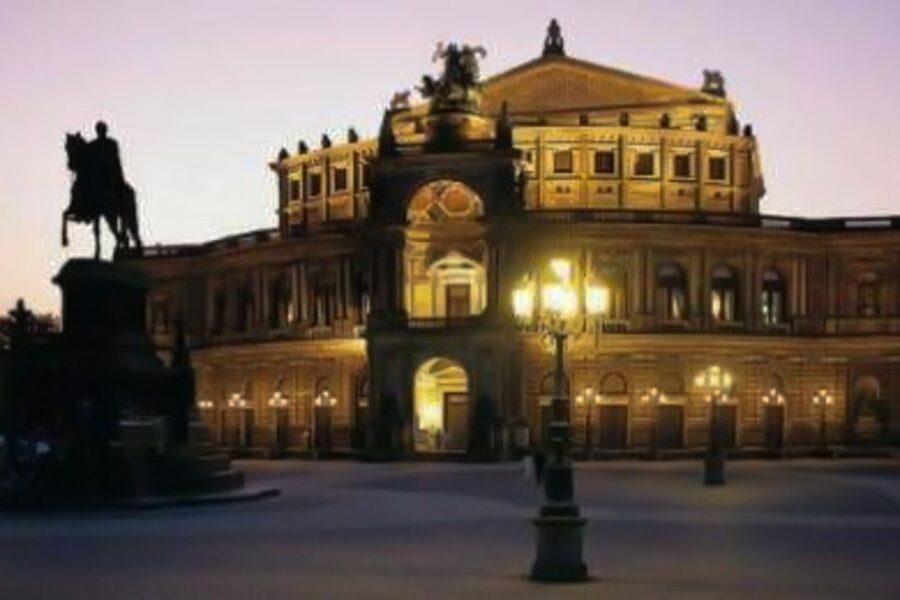 Dresden: Smile Tour with Prosecco - Frauenkirche and the WWII story you can feel in the streets