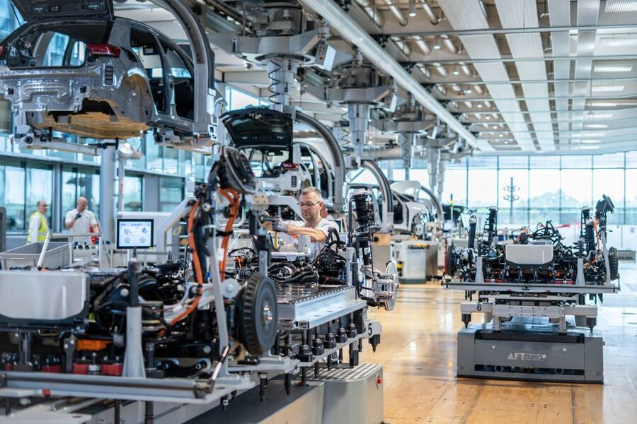 Dresden: Tour of VW's Transparent Factory with breakfast - The Architecture Advantage: Seeing Modern Industry Like a Building