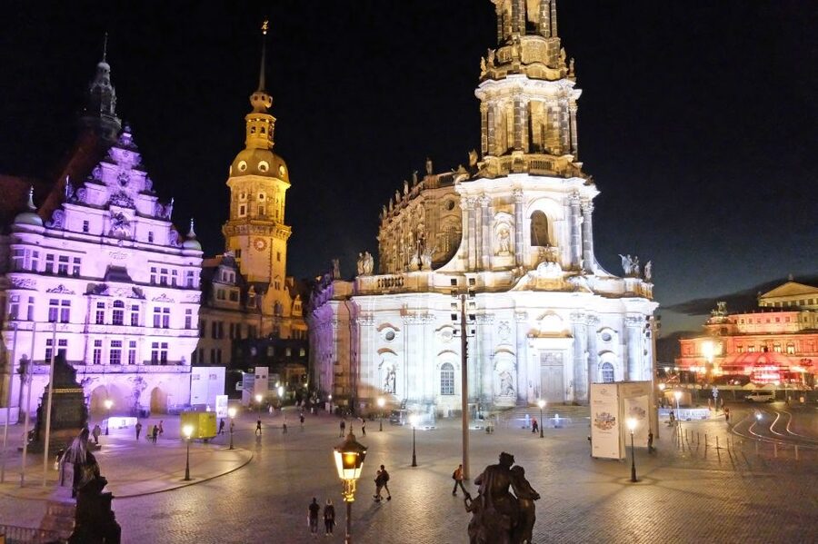 Dresden with a touch of Xmas: English small group tour - Theaterplatz: the opera-house square where the city shows off