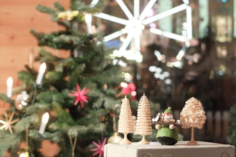 Dresden with a touch of Xmas: English small group tour - Where the tour starts at Schlossplatz by the Elbe