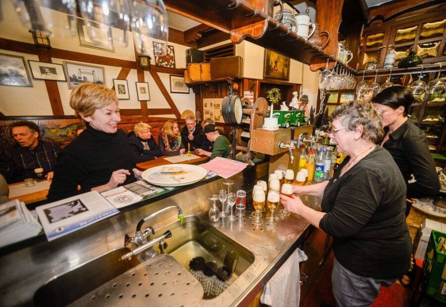 Duisburg-Ruhrot: Historic Harbor Pub Tour - The Guide and the Stories: What Makes the Tour Feel Alive
