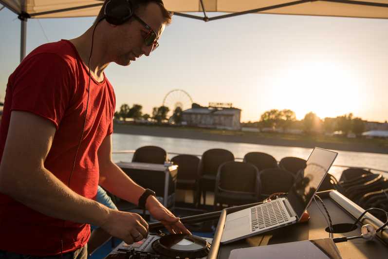 Düsseldorf: 2-Hour Evening Rhine River Cruise with Live DJ - DJ music and the bar: how to get the vibe right