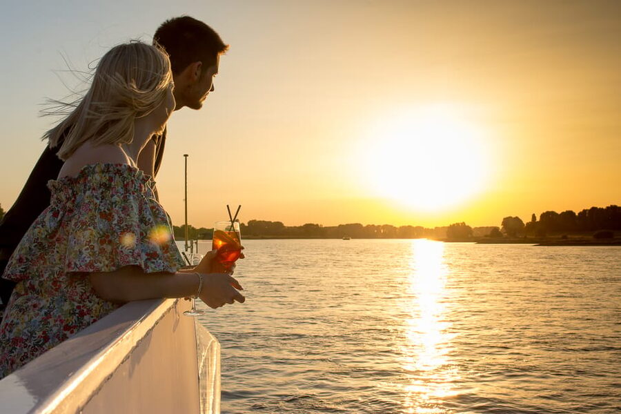 Düsseldorf: 2-Hour Evening Rhine River Cruise with Live DJ - How to choose your spot on a big ship for better views
