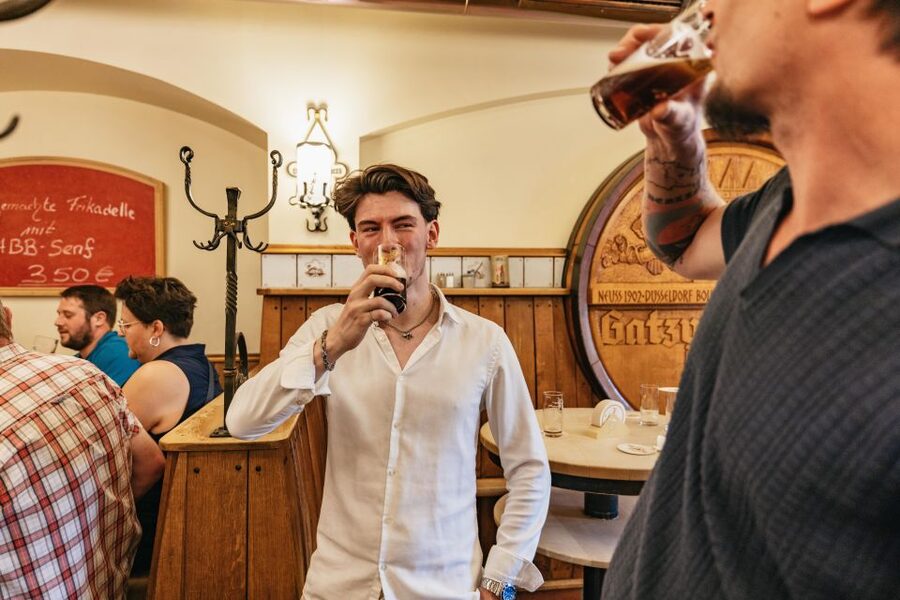 Düsseldorf: Altbier-Safari Beer Walking Tour - Brauerei Kürzer and the never-empty barrel lesson