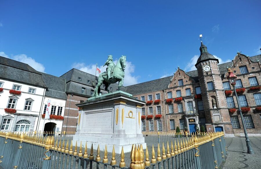 Düsseldorf: Altstadt Guided Tour - Strolling the Altstadt with a guide who explains the why