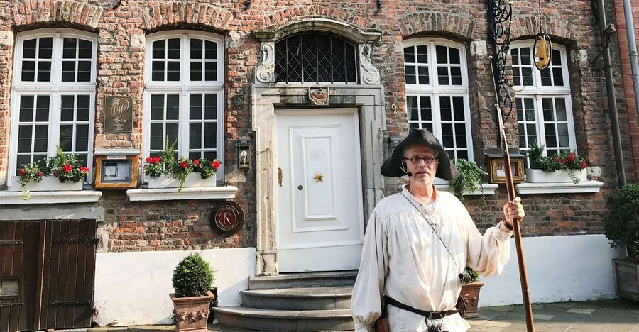 Düsseldorf: Guided Night Watchman Tour through Kaiserswerth - Kaiserswerth After Dark: Meeting at the Tonhalle Monument