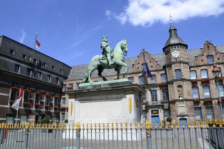Düsseldorf: Guided Old Town Tour with Beer Break - Getting history without getting bored, with local anecdotes on the way