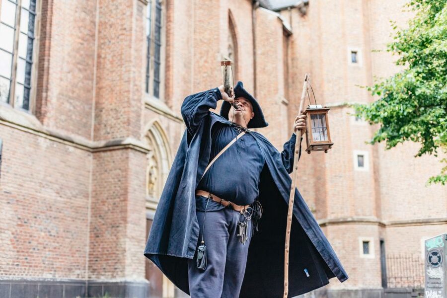 Düsseldorf: Guided Tour with a Night Watchman - St. Lambert’s Church, Burgplatz, and Schlossturm during the lantern rounds