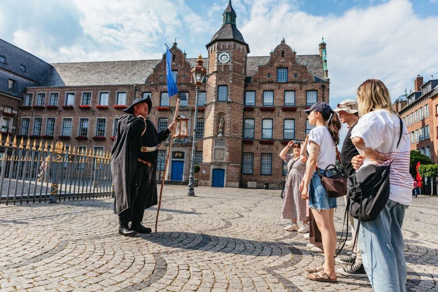 Düsseldorf: Guided Tour with a Night Watchman - Stadtmuseum Düsseldorf entry: turning night stories into real context