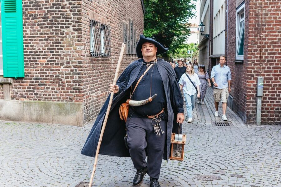Düsseldorf: Guided Tour with a Night Watchman - Language reality check: German-speaking by default