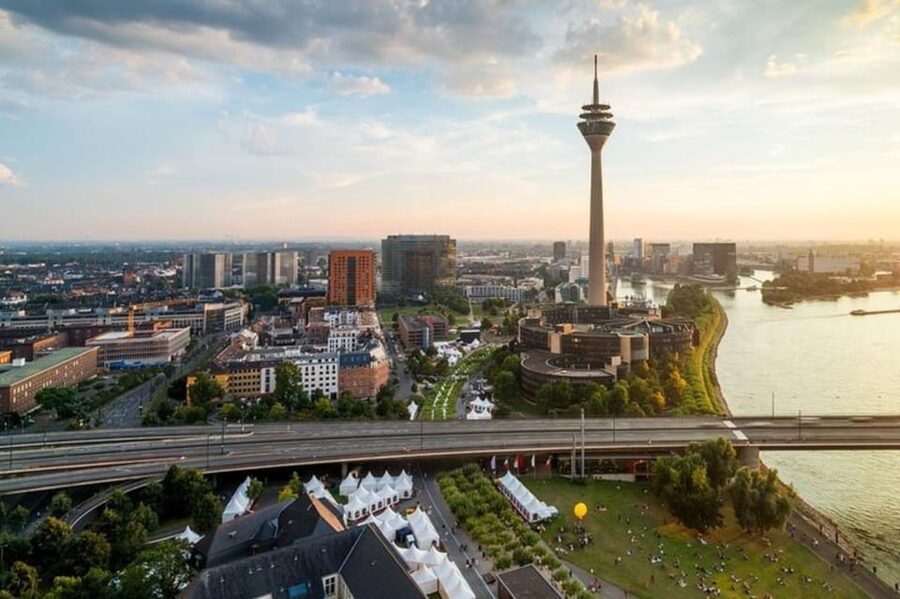 Dusseldorf : Highlights Walking tour with A Guide - Kunsthalle Düsseldorf stop: contemporary art without the overwhelm