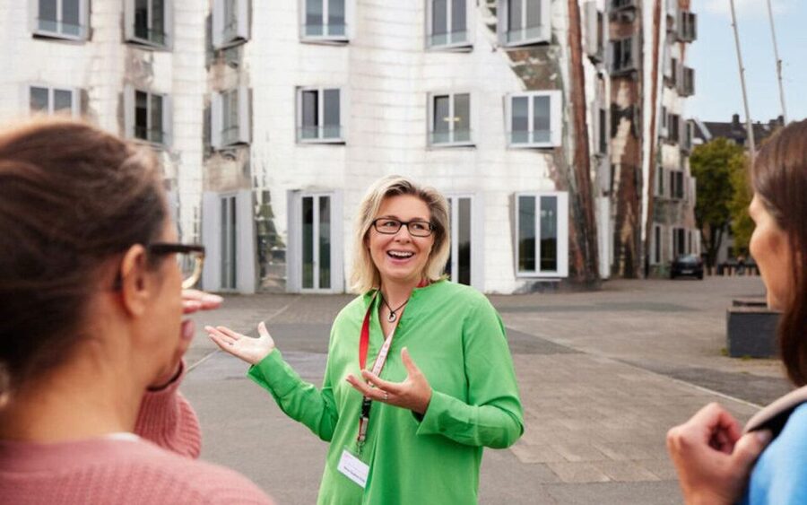 Düsseldorf: MedienHafen Tour - Group size, pacing, and the role of the guide