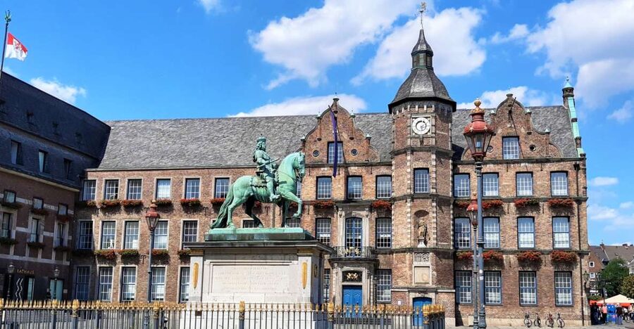Dusseldorf: Old Town & Altbier Tour - Schneider-Wibbel Statue to Marktplatz, the city’s personality in miniature