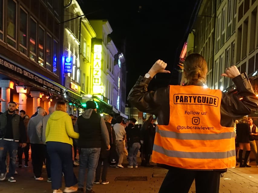 Düsseldorf: Private pub crawl with insider-guide & shots - Guaranteed Entry and Reserved Places: The Value You Feel Immediately