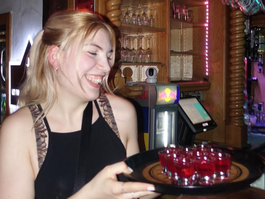Düsseldorf: Private pub crawl with insider-guide & shots - Who This Düsseldorf Pub Crawl Suits Best