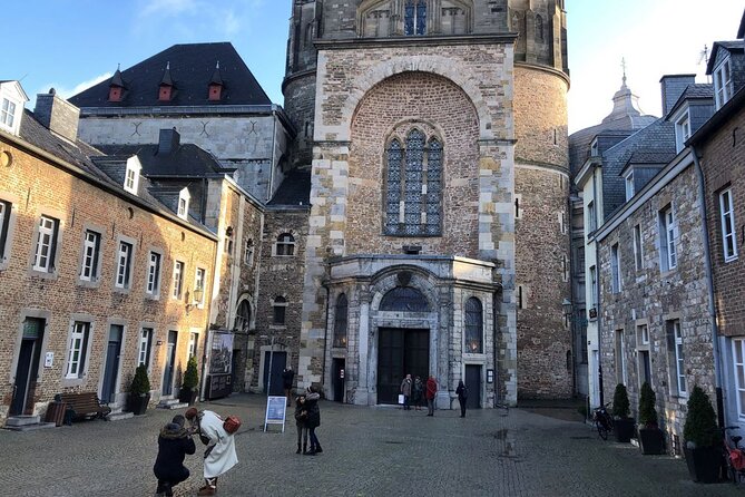 e-Scavenger hunt Aachen: Explore the city at your own pace - Your Walk Through Aachen: Cathedral, Market, Spa Springs, and City Gates