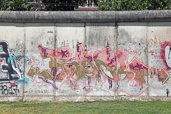 East Berlin and the Berlin Wall 2-Hour Walking Tour - Start at Hackescher Markt: East Berlin’s timeline begins on foot